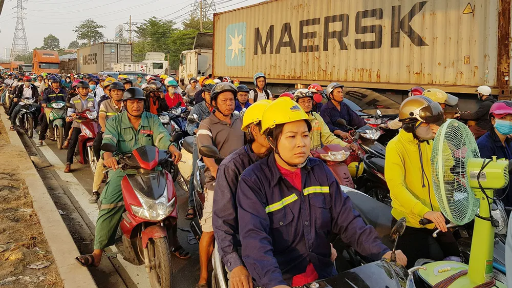 Xa lộ Hà Nội kẹt xe nghiêm trọng, giao thông hỗn loạn
