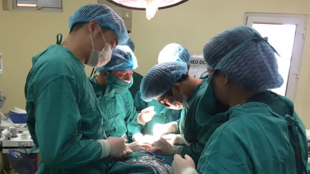 Phẫu thuật loại bỏ u tuyến giáp qua đường miệng cho bệnh nhân