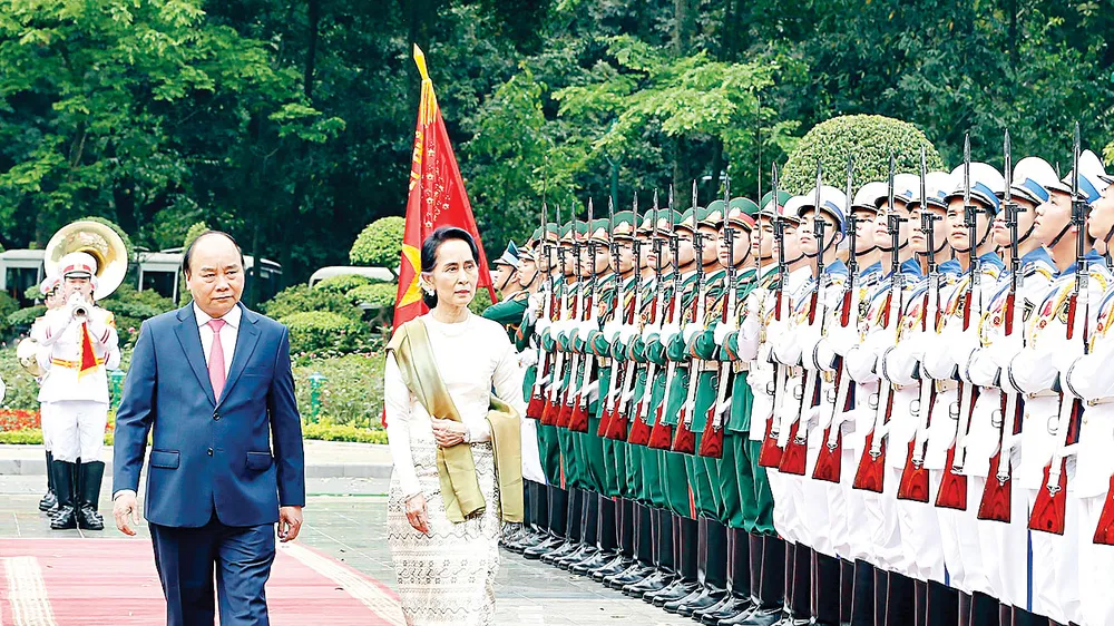 Thủ tướng Nguyễn Xuân Phúc và Cố vấn Nhà nước, Bộ trưởng Ngoại giao và Bộ trưởng Văn phòng Tổng thống nước CHLB Myanmar Aung San Suu Kyi duyệt Đội danh dự Quân đội Nhân dân Việt Nam Ảnh: TTXVN