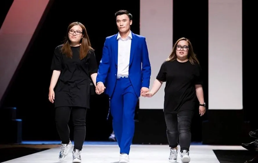 Thủ thành Bùi Tiến Dũng trên sàn Catwalk. Ảnh: NGUYỄN THÀNH/ LĐO
