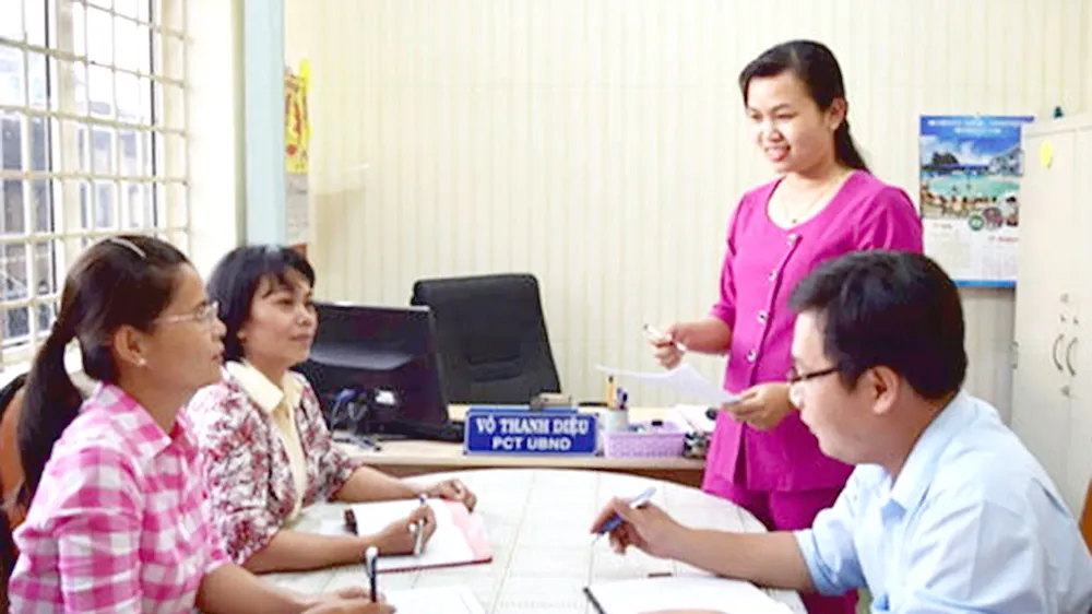 Nữ Phó Chủ tịch UBND xã Tân Phú Trung (huyện Củ Chi) Võ Thanh Diệu đang triển khai công việc