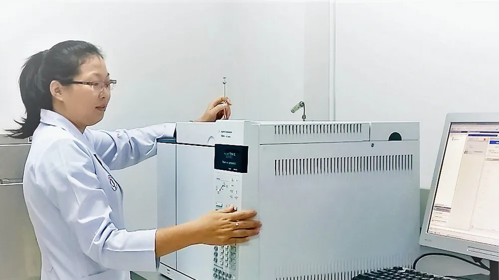 Nhà khoa học nữ điều chế dược chất phóng xạ điều trị ung thư tại Bệnh viện Chợ Rẫy, TPHCM. Ảnh: V.GIA