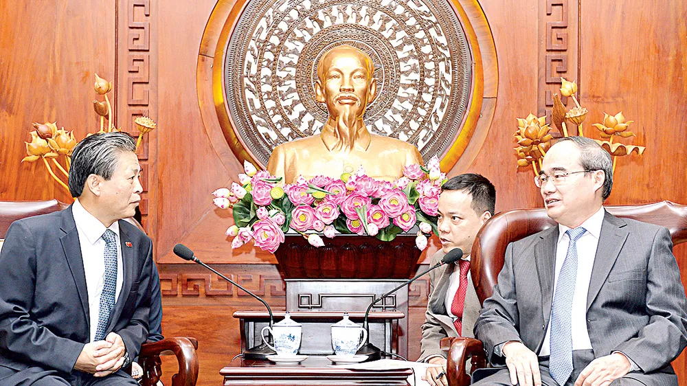 Bí thư Thành ủy TPHCM Nguyễn Thiện Nhân đã tiếp ông Trần Đức Hải - Tổng Lãnh sự Trung Quốc tại TPHCM đến chào từ biệt. Ảnh: VIỆT DŨNG