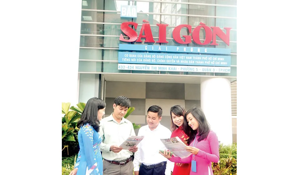 Đoàn viên, thanh niên Báo SGGP trao đổi trước Tòa nhà Văn hóa - Nghiệp vụ. Ảnh: Thái Bằng