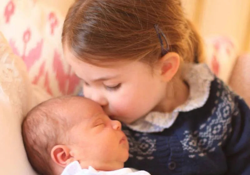 Công chúa Charlotte trìu mến ôm em trai đang ngủ