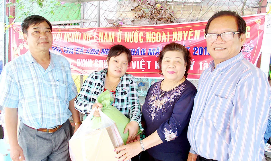 Vợ chồng ông Chương (bên phải) tặng quà đồng bào nghèo trong dịp Tết 2018
