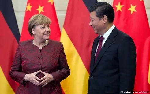 Thủ tướng Đức Merkel (trái) và Chủ tịch Trung Quốc Tập Cận Bình. Ảnh: DPA