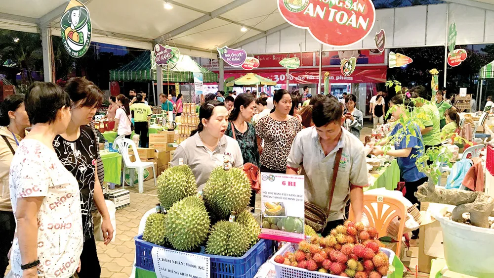  Các mặt hàng trái cây an toàn được bày bán trên thị trường Ảnh: CAO THĂNG