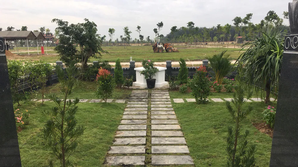  Một góc hoa viên nghĩa trang đang được chào bán trên thị trường 