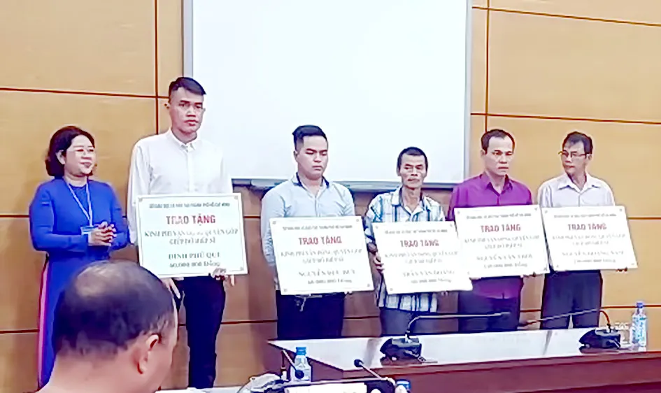 Đại diện Sở GD-ĐT TPHCM trao tặng bằng khen và số tiền vận động ủng hộ đến các hiệp sĩ