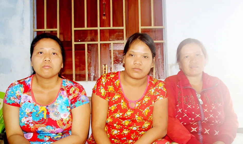 Chị Vân (bìa phải) và hai con gái bệnh tâm thần