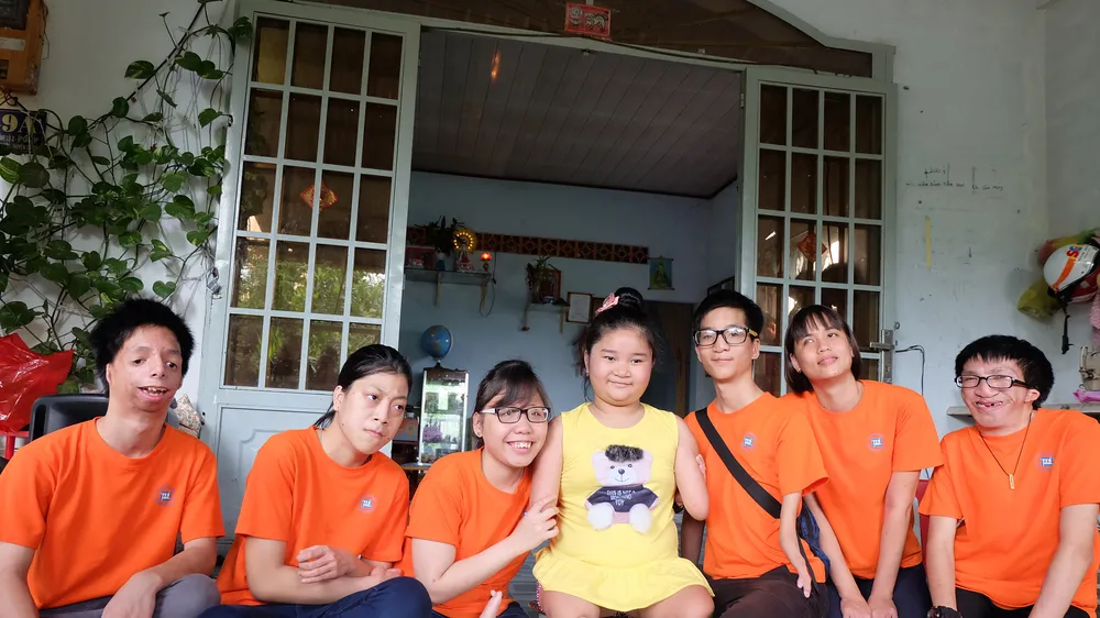  Các em nhỏ nhiễm chất độc da cam của Làng Hòa Bình thăm cô bé chim cánh cụt Nguyễn Hoài Thương (Củ Chi)
