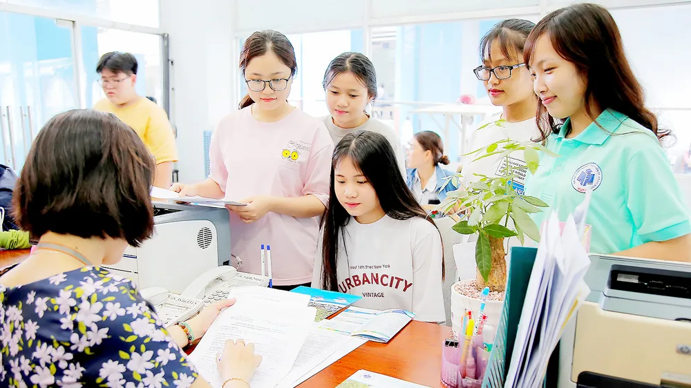 Thí sinh trúng tuyển đợt 1 làm thủ tục đăng ký nhập học