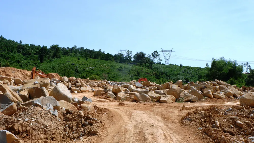  Lượng đá lăn, đá tảng lớn được khai thác bên thân hồ Trà Cân