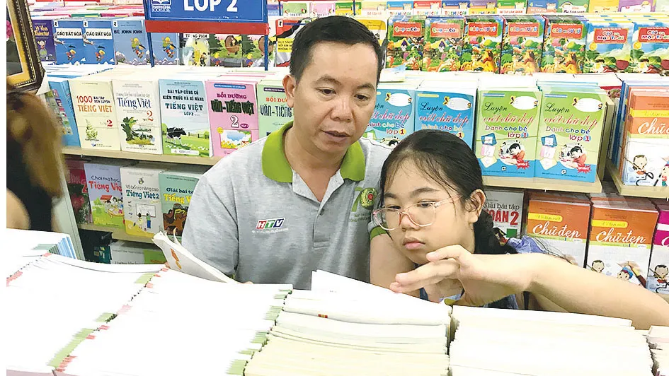 Mấy ngày qua, nhiều phụ huynh và học sinh đã khá vất vả tìm sách giáo khoa Ảnh: HOÀNG HÙNG