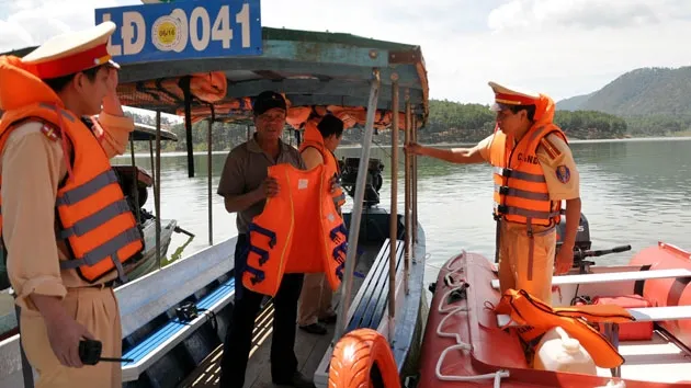 Xử lý 735 vụ vi phạm giao thông đường bộ, đường thủy 