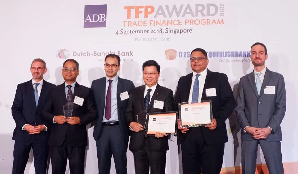 TGĐ TPBank - ông Nguyễn Hưng đại diện cho TPBank nhận giải Best SME Deal từ ADB