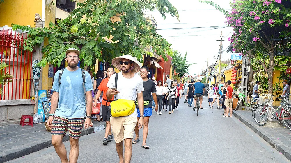 Du khách quốc tế tham quan Hội An