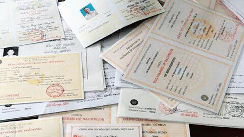 Nhiều loại giấy tờ giả như bằng đại học, cao đẳng, chứng chỉ tiếng Anh được làm và rao bán công khai trên mạng.