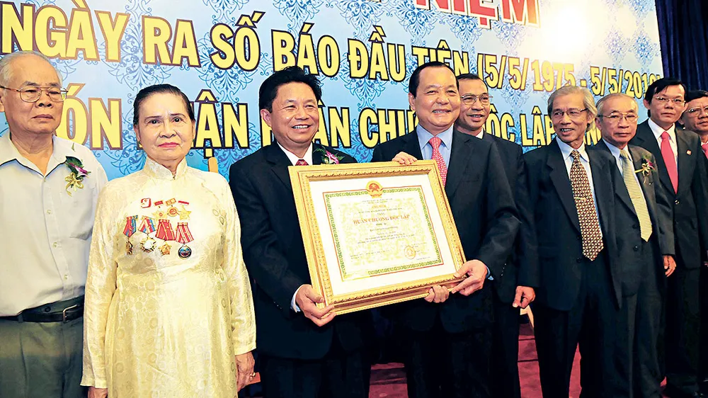 Đồng chí Nguyễn Thị Vân (Bảy Vân) tại Lễ kỷ niệm 35 năm ngày Báo SGGP ra số đầu tiên và đón nhận Huân chương Độc lập hạng ba Ảnh: VIỆT DŨNG