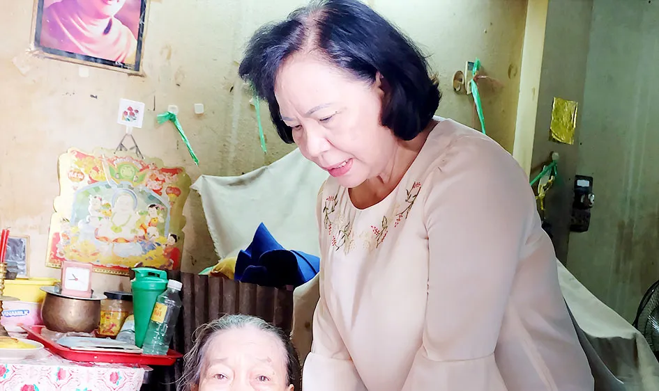Dì Phương Ngọc Hạnh tới thăm và tặng quà bà Châu Thị Tố