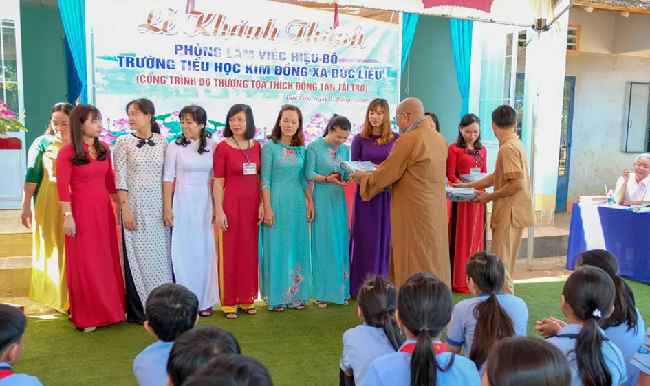 Thượng tọa Thích Đồng Tấn tặng quà thầy cô giáo trong lễ bàn giao phòng làm việc cho Trường Tiểu học Kim Đồng