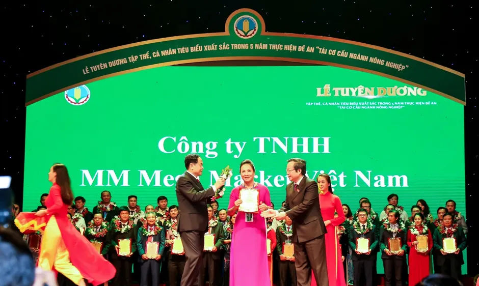 Đại diện MM Mega Market Việt Nam nhận danh hiệu “Doanh Nghiệp vì nhà nông”