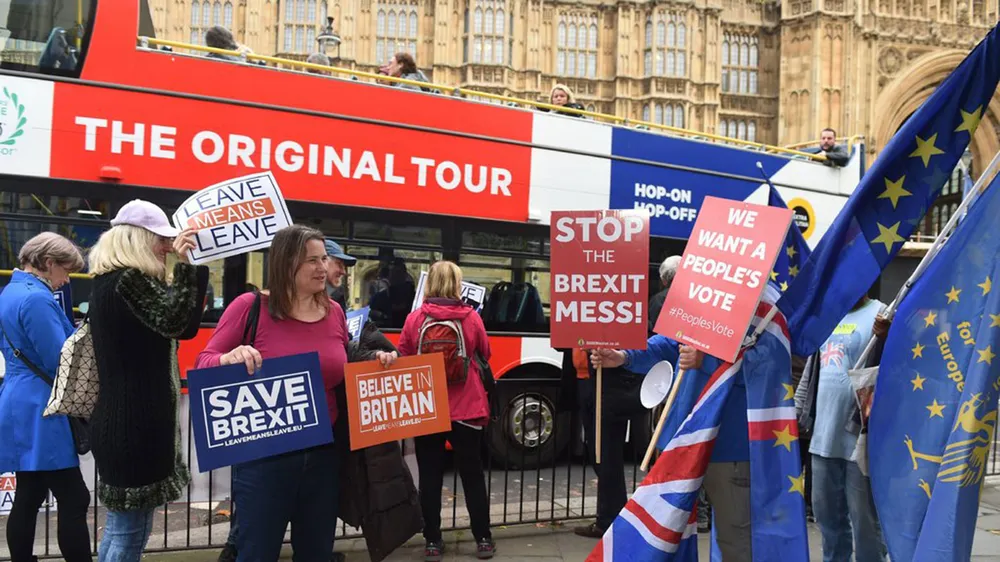 Cư dân London ngày 22-11 tuần hành yêu cầu công bố các điều khoản cuộc đàm phán Brexit Ảnh: EPA