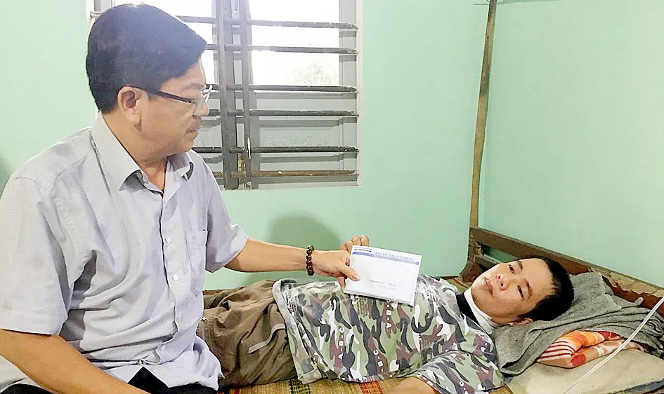 Đại diện Báo SGGP trao tận tay 60 triệu đồng bạn đọc đóng góp giúp anh Nguyễn Vũ