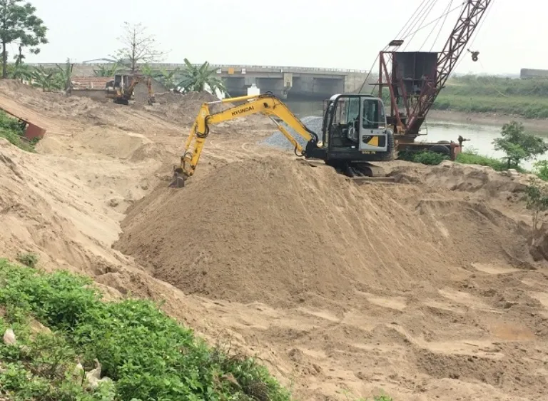 Phát hiện nhiều bến bãi tập kết cát trái phép