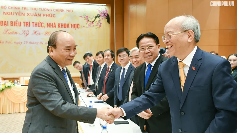 Thủ tướng Nguyễn Xuân Phúc và các trí thức, nhà khoa học. Ảnh: VGP