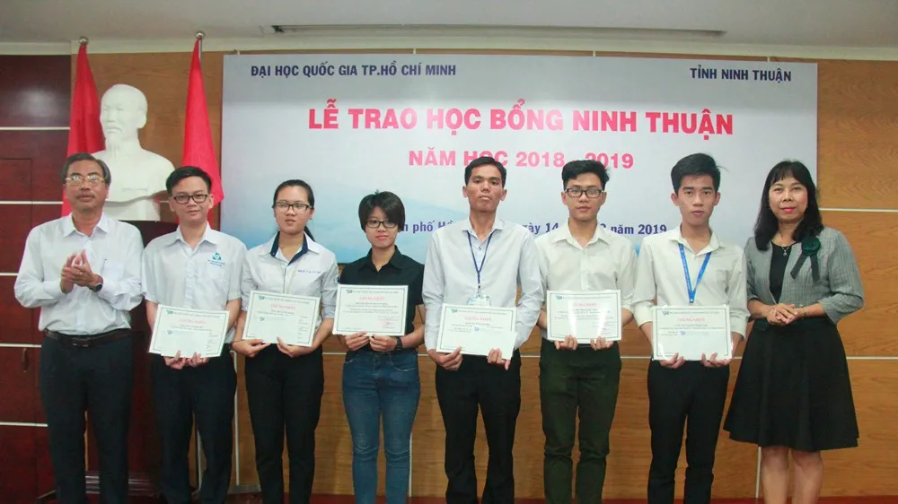 Trao 11 suất học bổng cho sinh viên vượt khó học giỏi
