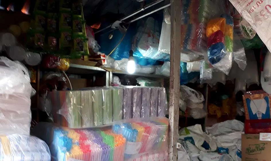 Quầy kinh doanh đồ nhựa chất chồng hàng hóa sát với đèn chiếu sáng, không đảm bảo an toàn phòng cháy 
