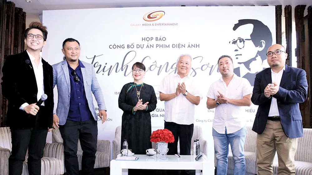 Đại diện gia đình nhạc sĩ Trịnh Công Sơn và ê kíp sản xuất phim tại buổi công bố dự án 
