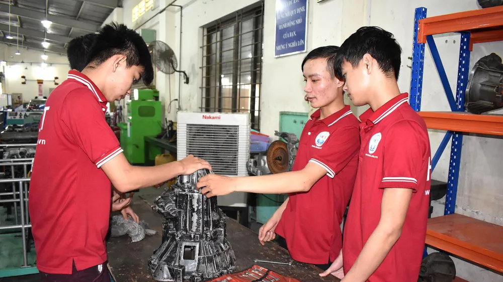 Các sinh viên Trường Cao đẳng Kỹ nghệ 2 trong một tiết thực hành 