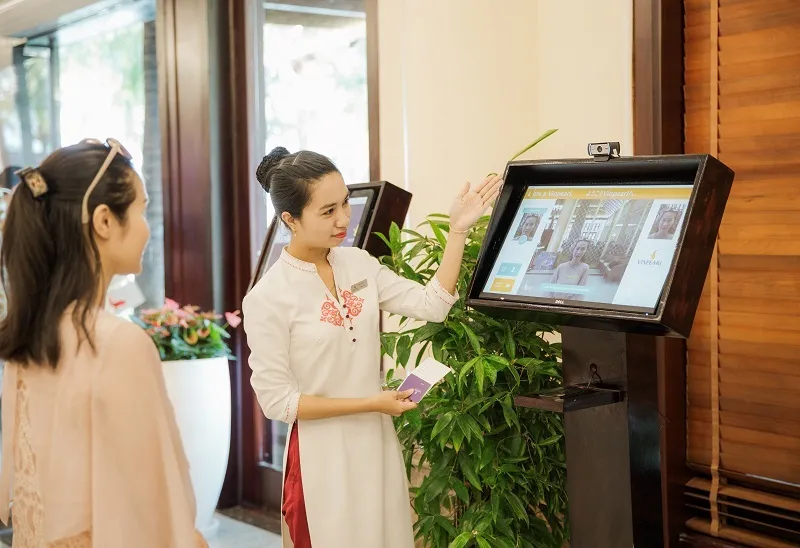 Để vào nhà hàng theo cách “truyền thống”, du khách phải mất thời gian lục lấy thẻ từ trong túi, đưa cho nhân viên và kích hoạt qua thẻ bằng máy