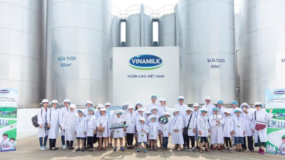 Đoàn tham quan bồn chứa lạnh khổng lồ, nơi chứa khối lượng lớn sữa tươi nguyên liệu sau khi được vận chuyển từ các trang trại chuẩn GLOBAL G.A.P về nhà máy.