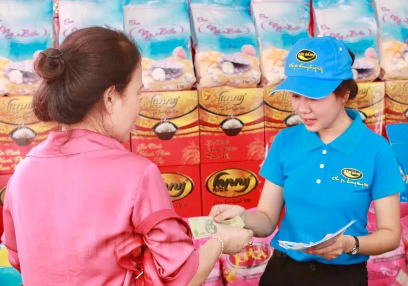 Người lao động tham gia mua gạo giảm giá tại ngày hội. Ảnh: HCMCPV.ORG.VN