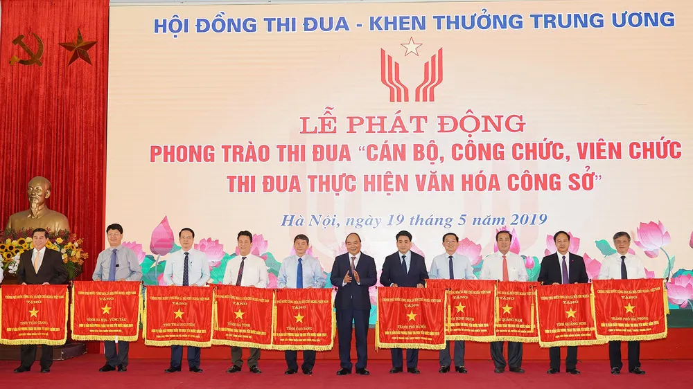 Thủ tướng Nguyễn Xuân Phúc trao Cờ thi đua của Chính phủ cho các địa phương. Ảnh VGP