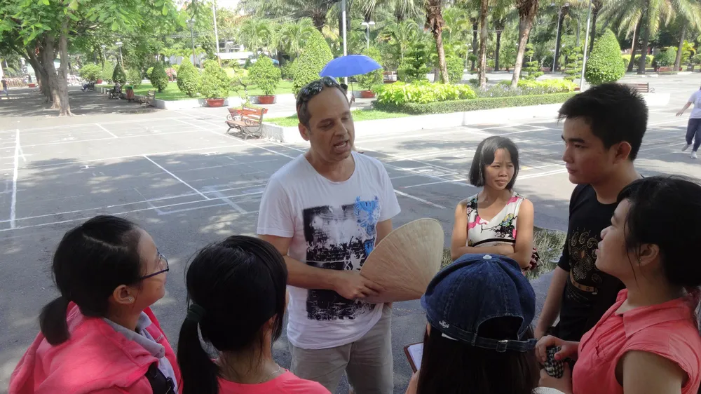 Một nhóm sinh viên ra công viên gặp người nước ngoài để luyện tiếng Anh