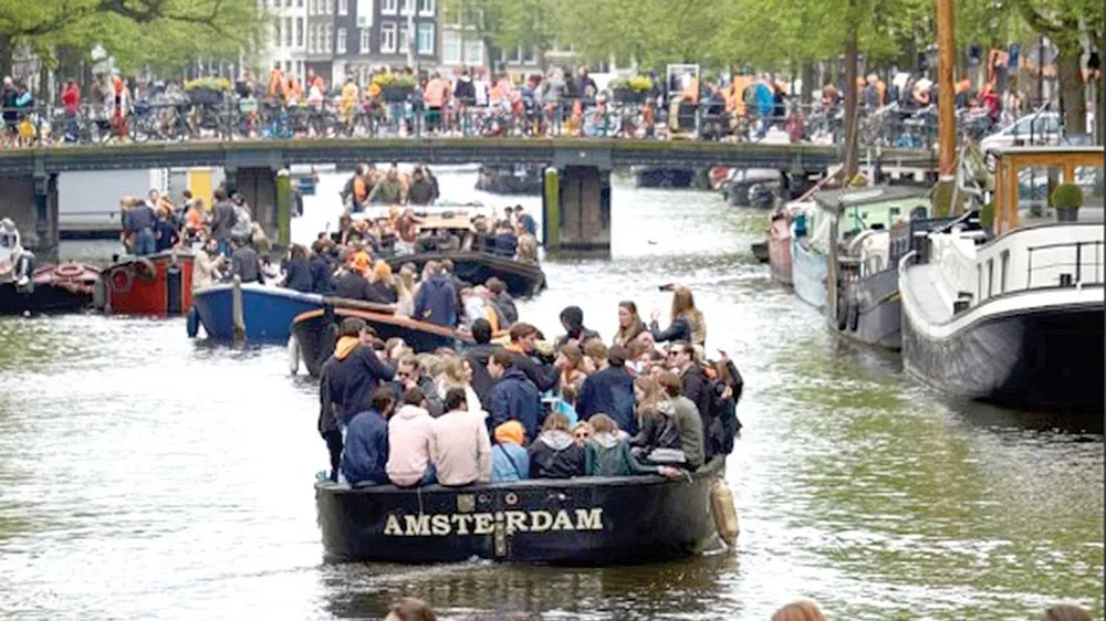 Amsterdam quá tải du khách