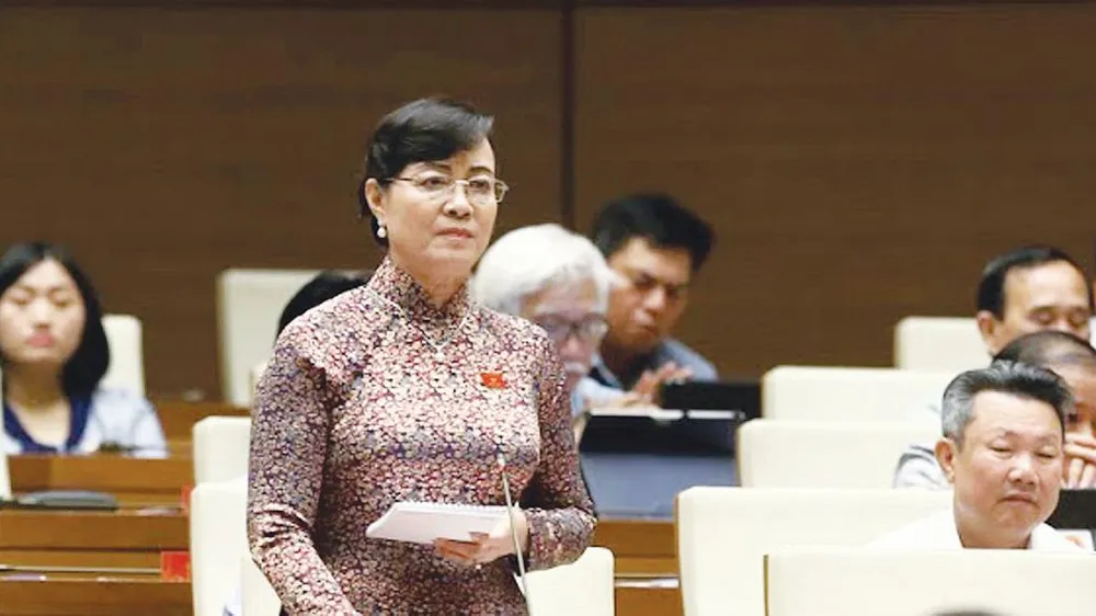 ĐB Nguyễn Thị Quyết Tâm (TPHCM) phát biểu tại hội trường