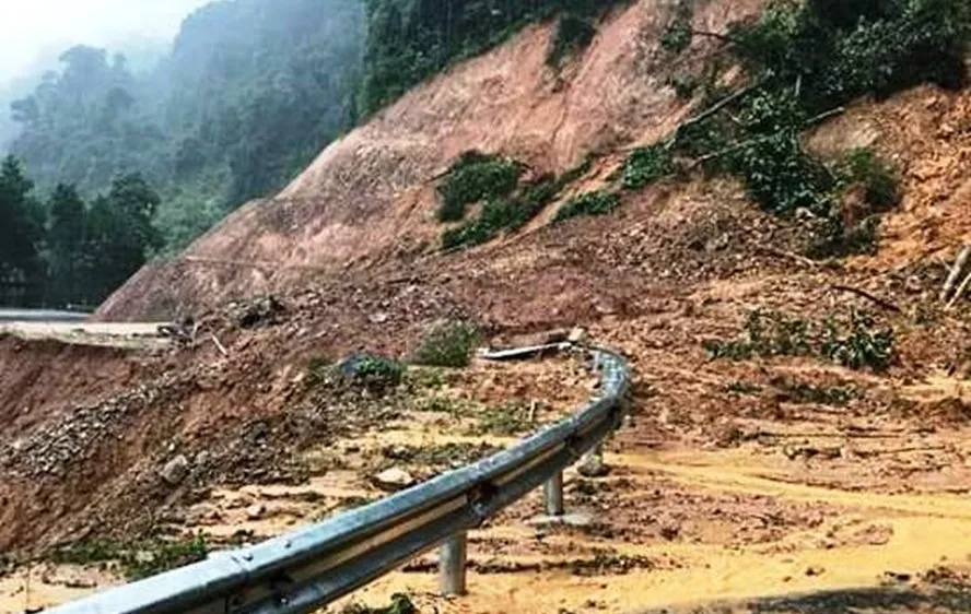 6.000m³ đất đá sạt xuống quốc lộ 4D Lai Châu - Lào Cai