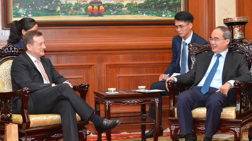 Bí thư Thành ủy TPHCM Nguyễn Thiện Nhân tiếp ông Bertrand Lortholary, Đại sứ Pháp tại Việt Nam. Ảnh: VIỆT DŨNG 