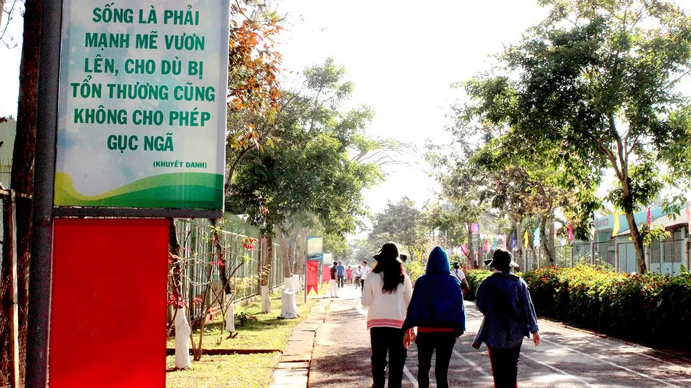 Một khẩu hiệu đề cao ý chí, nghị lực của người cai nghiện được đặt trên lối vào Cơ sở cai nghiện ma túy số 2 (tại Lâm Đồng). Ảnh: MAI HOA