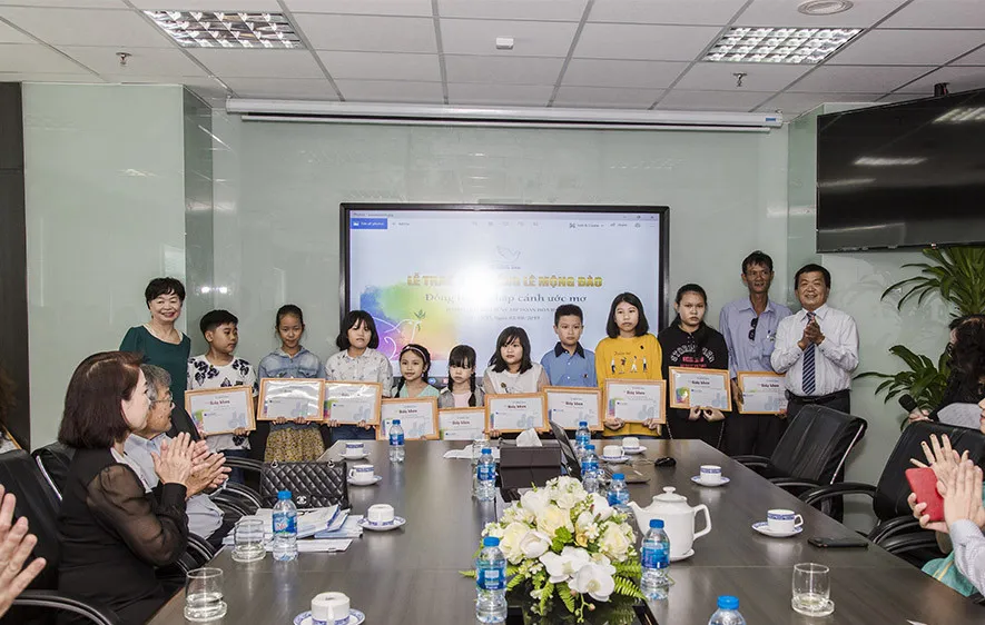 Trao tặng 83 suất học bổng Lê Mộng Đào cho con em nhân viên Tập đoàn Xây dựng Hòa Bình ​