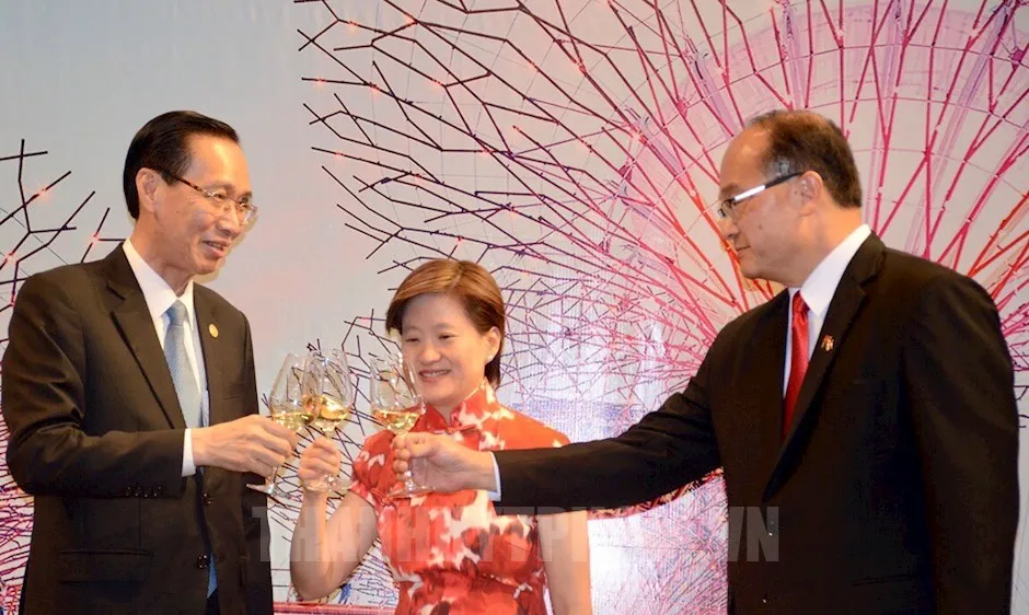 Phó Chủ tịch Thường trực UBND TP Lê Thanh Liêm chúc mừng Quốc khánh Singaopre