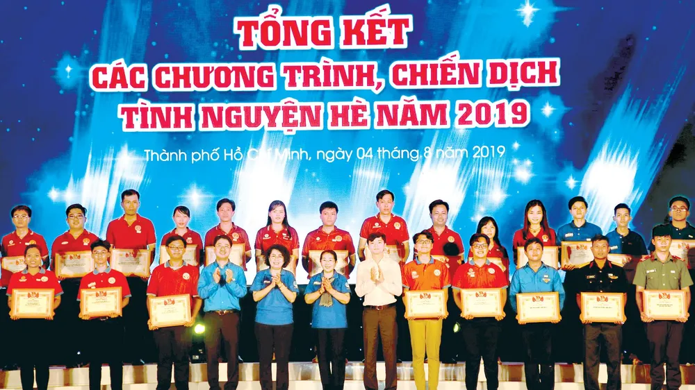 Phó Bí thư Thành ủy TPHCM Võ Thị Dung trao bằng khen cho các tập thể và cá nhân tại buổi lễ