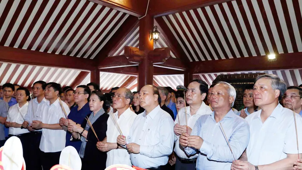 Thủ tướng Nguyễn Xuân Phúc, Chủ tịch Quốc hội Nguyễn Thị Kim Ngân cùng các đồng chí lãnh đạo, nguyên lãnh đạo Đảng, Nhà nước dâng hương tại Đền thờ Bác Hồ trên đỉnh núi Ba Vì, TP Hà Nội. Ảnh: TTXVN