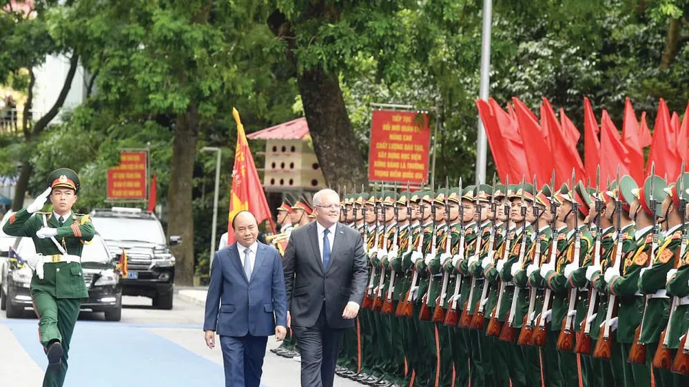 Thủ tướng Nguyễn Xuân Phúc và Thủ tướng Scott Morrison duyệt đội danh dự Quân đội Nhân dân Việt Nam